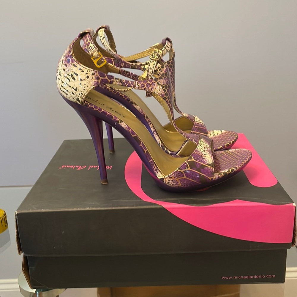 Snakeskin pumps!